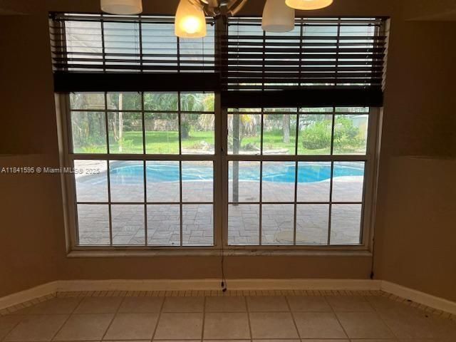 最近售出: $675,000 (4 贝兹, 2 浴室, 2385 平方英尺)