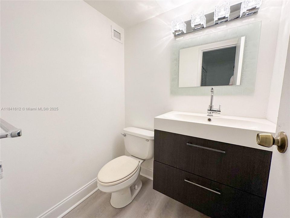 待售: $400,000 (2 贝兹, 1 浴室, 767 平方英尺)