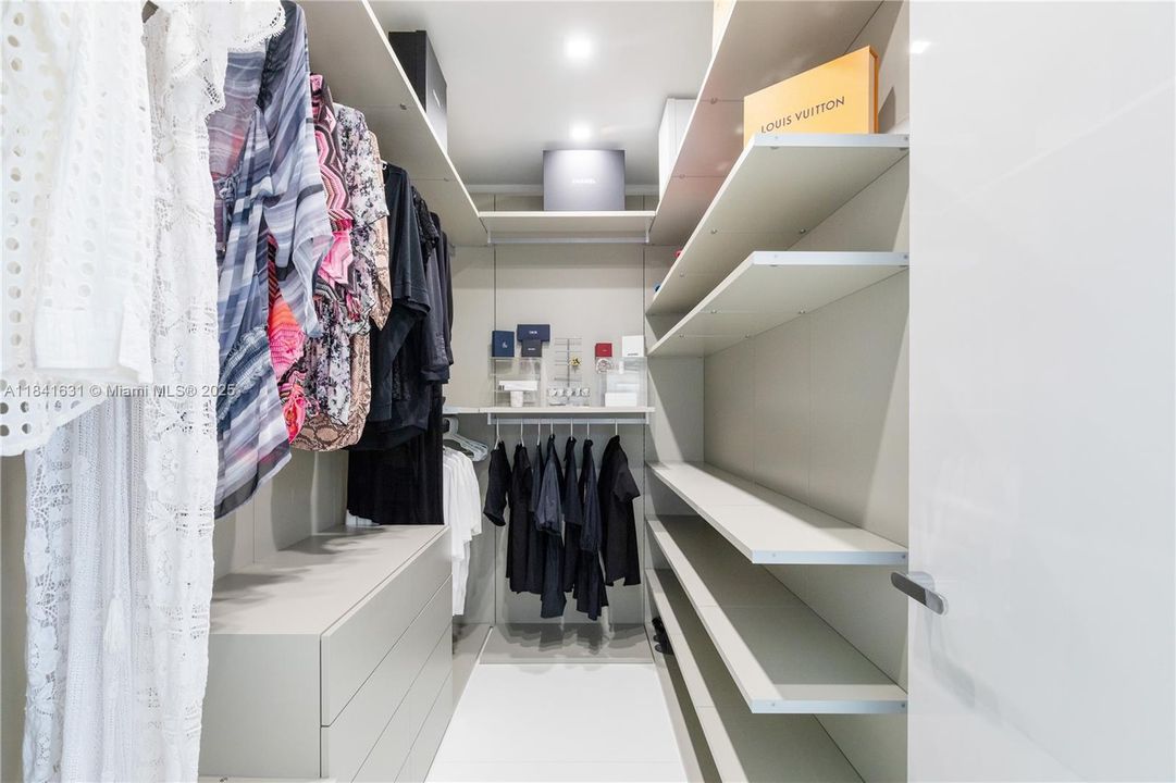 For Sale: $11,360,000 (6 beds, 6 baths, 5672 Square Feet)