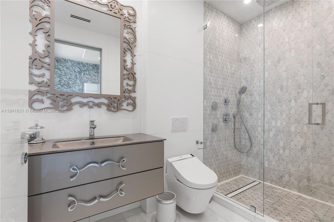 For Sale: $11,360,000 (6 beds, 6 baths, 5672 Square Feet)