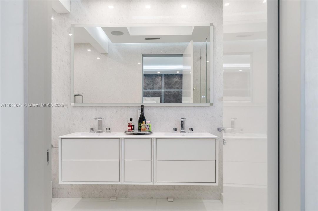 For Sale: $11,360,000 (6 beds, 6 baths, 5672 Square Feet)