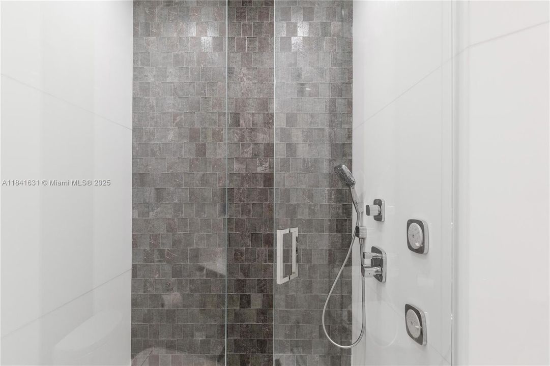 For Sale: $11,360,000 (6 beds, 6 baths, 5672 Square Feet)