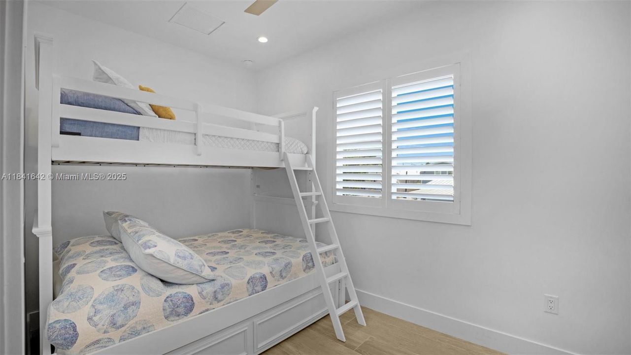 待售: $1,590,000 (3 贝兹, 2 浴室, 1250 平方英尺)