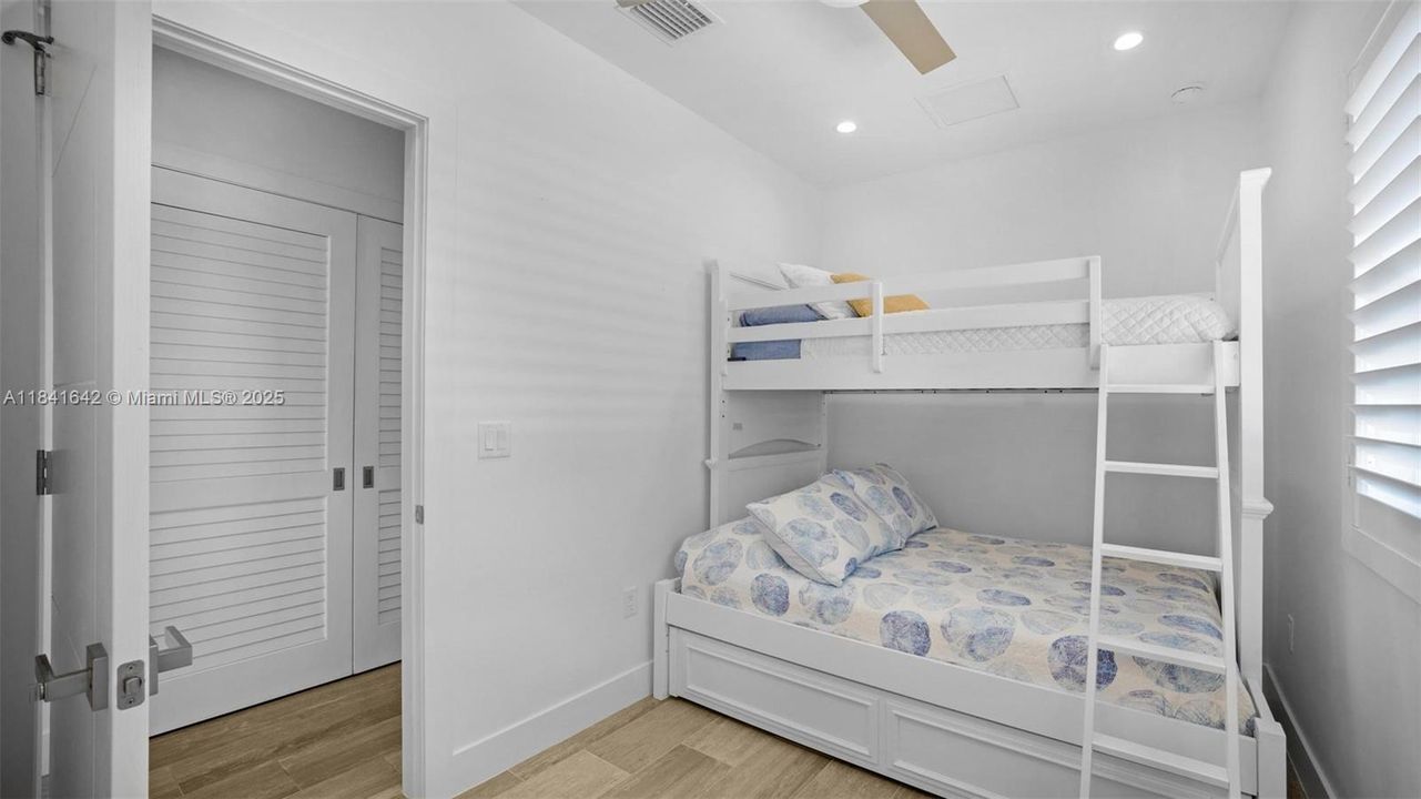 待售: $1,590,000 (3 贝兹, 2 浴室, 1250 平方英尺)