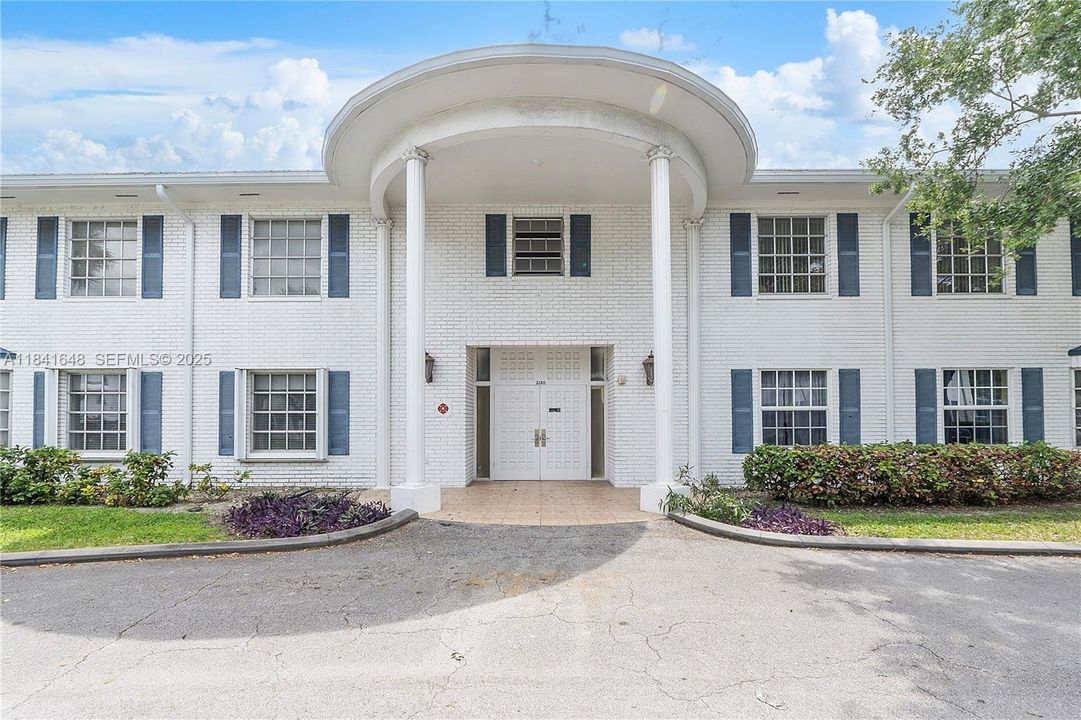 待售: $138,900 (1 贝兹, 1 浴室, 756 平方英尺)