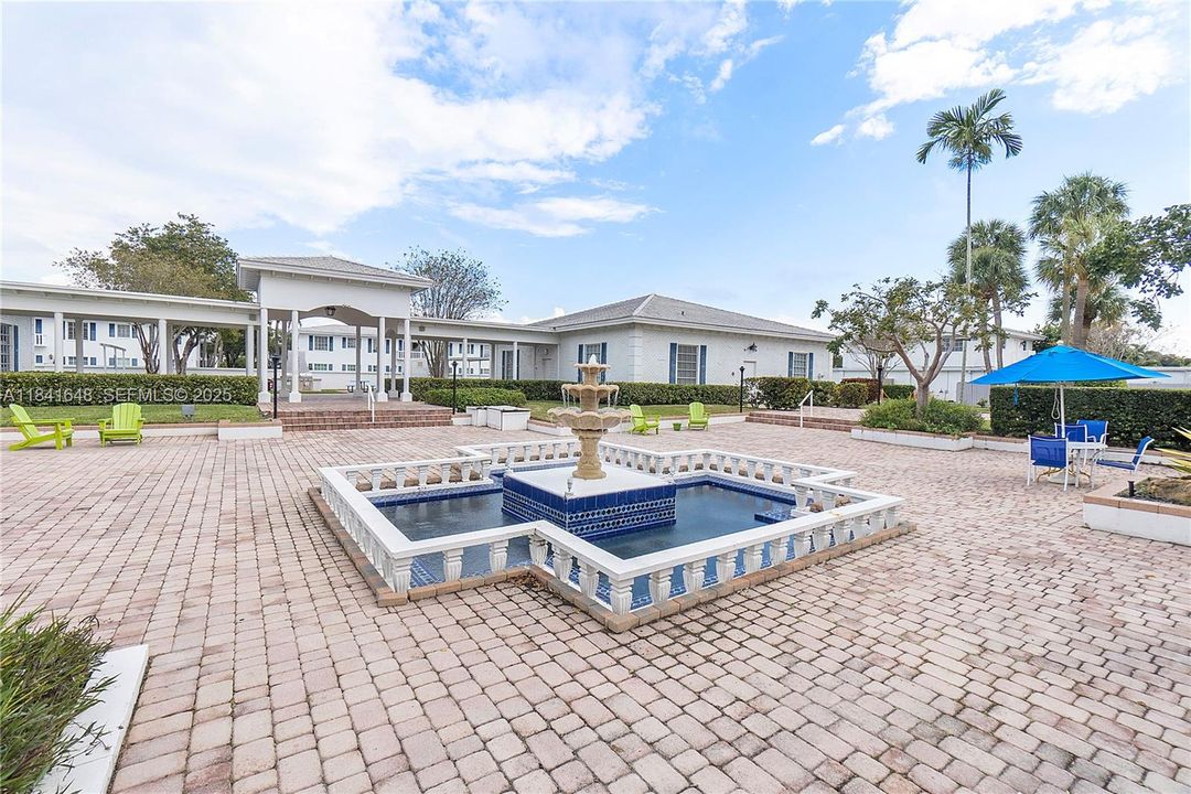 待售: $138,900 (1 贝兹, 1 浴室, 756 平方英尺)