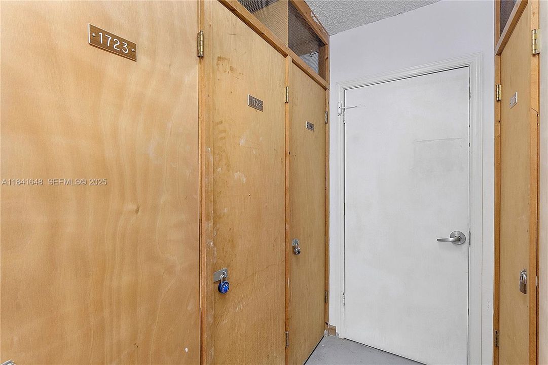 待售: $138,900 (1 贝兹, 1 浴室, 756 平方英尺)