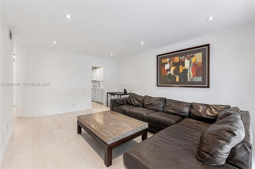 待售: $138,900 (1 贝兹, 1 浴室, 756 平方英尺)