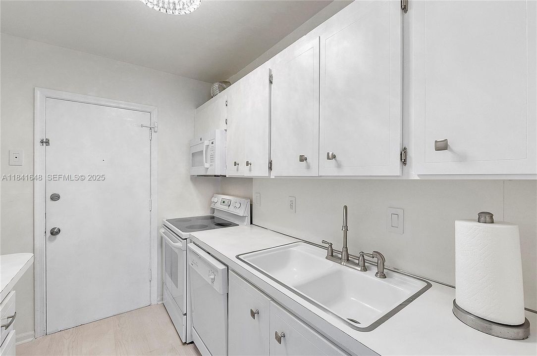 待售: $138,900 (1 贝兹, 1 浴室, 756 平方英尺)