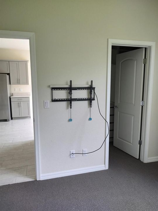 WALL MOUNT FOR TV
