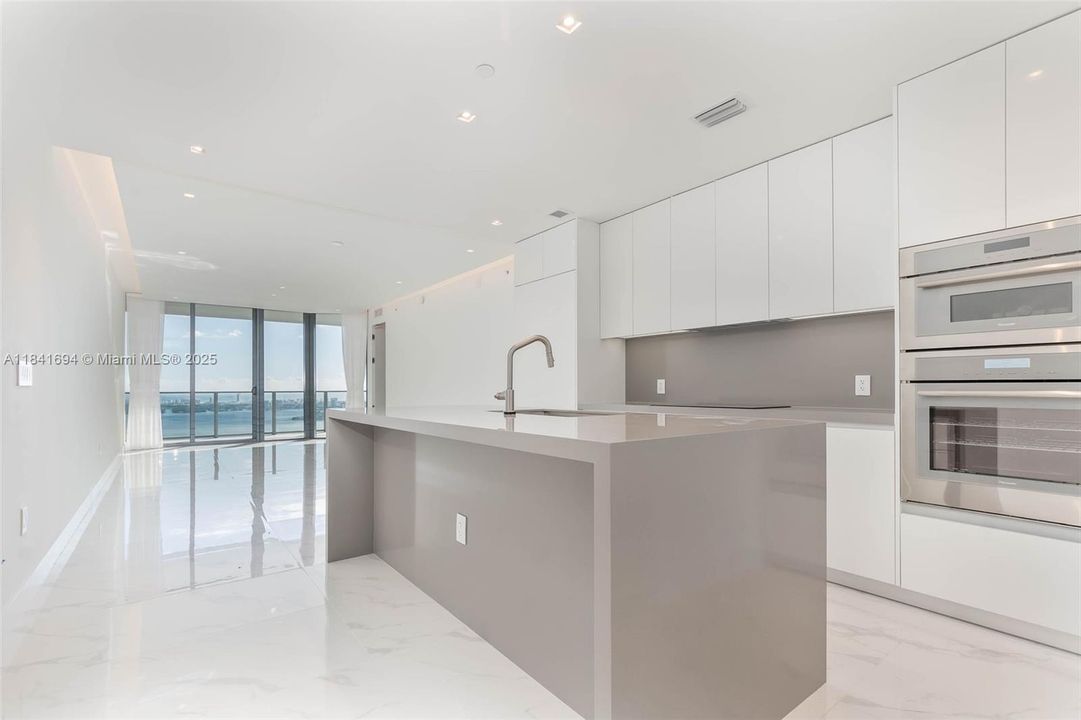 For Sale: $2,790,000 (3 beds, 3 baths, 1750 Square Feet)