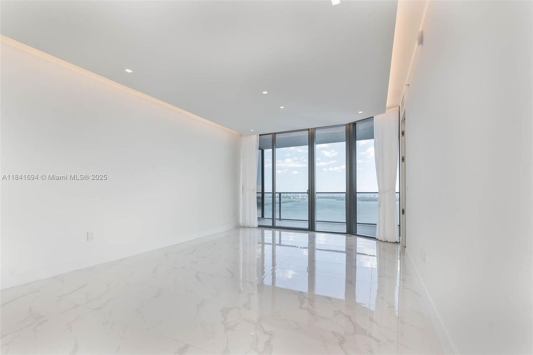 For Sale: $2,790,000 (3 beds, 3 baths, 1750 Square Feet)