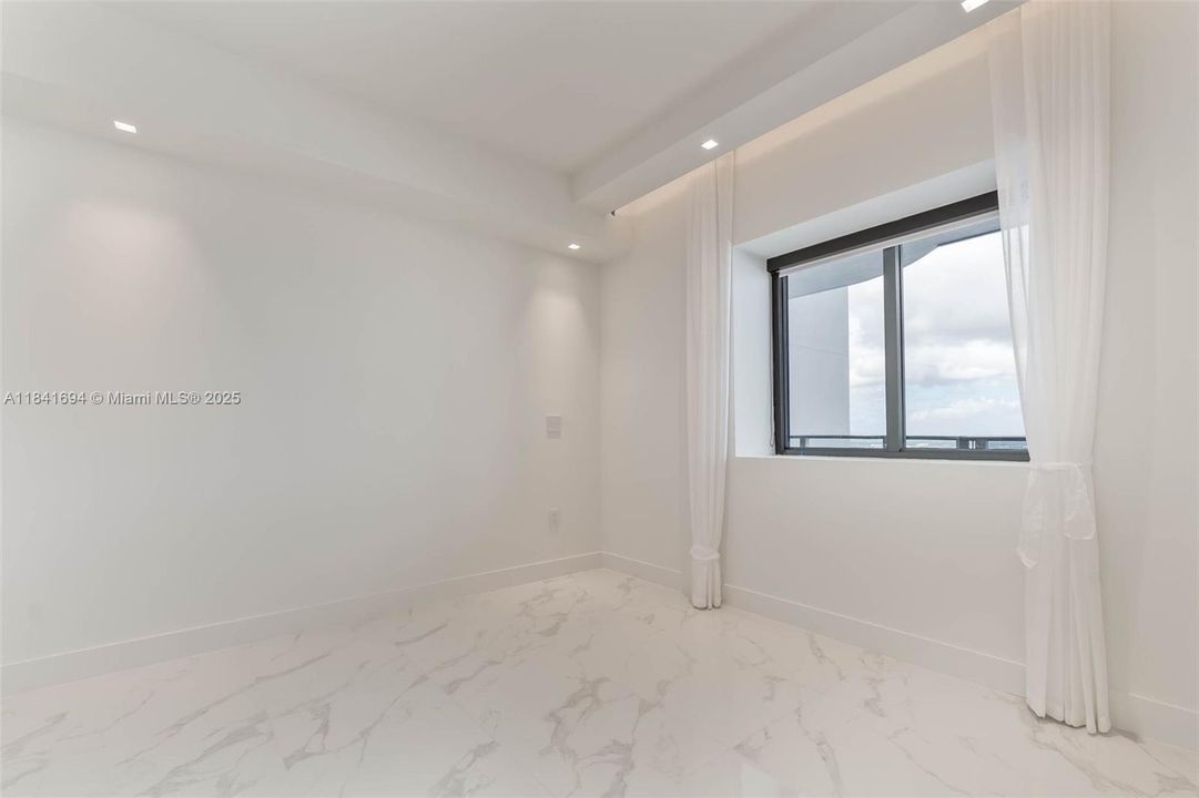 For Sale: $2,790,000 (3 beds, 3 baths, 1750 Square Feet)