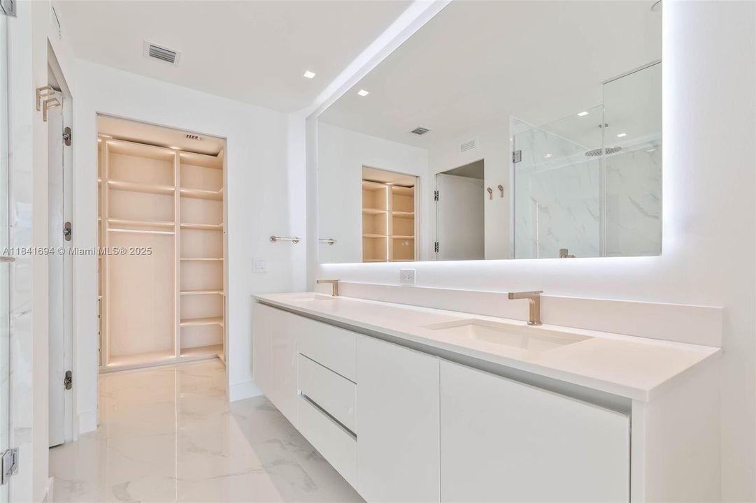 For Sale: $2,790,000 (3 beds, 3 baths, 1750 Square Feet)