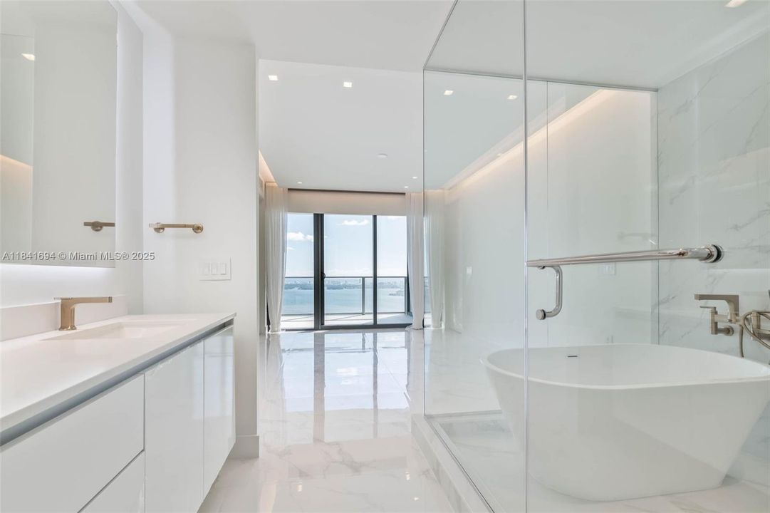 For Sale: $2,790,000 (3 beds, 3 baths, 1750 Square Feet)