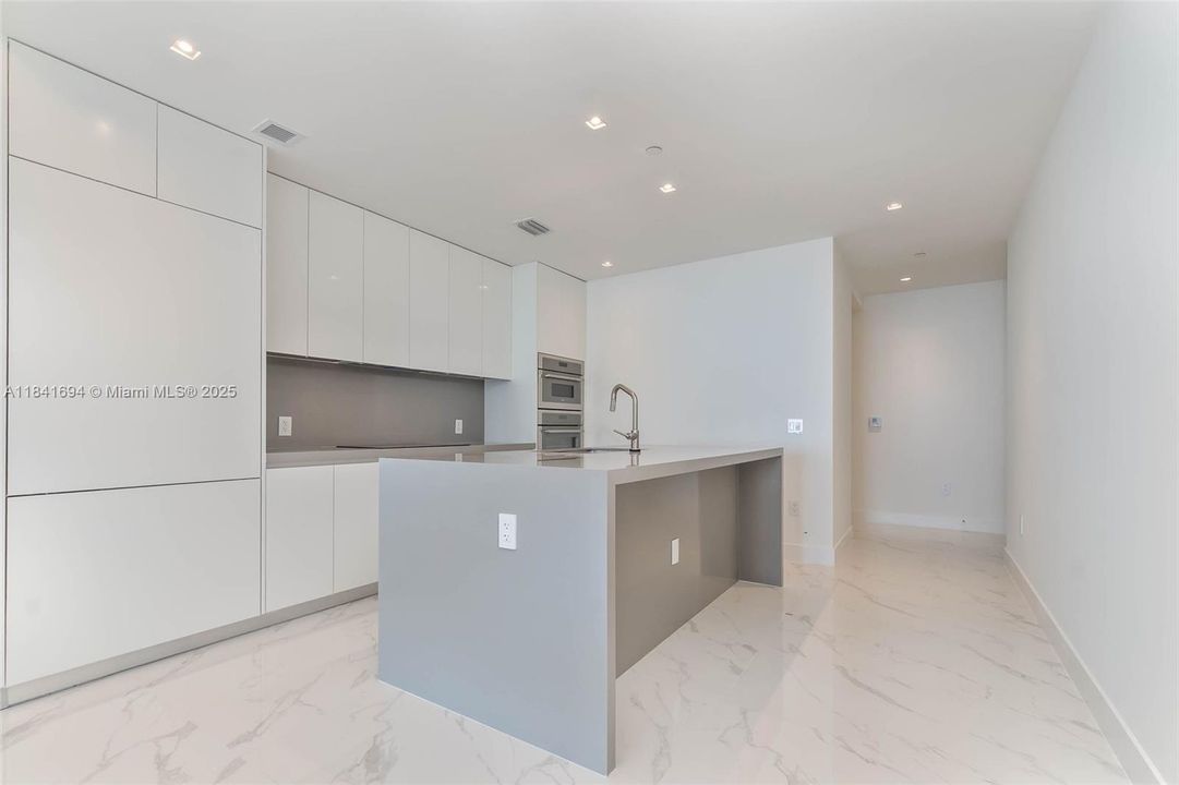 For Sale: $2,790,000 (3 beds, 3 baths, 1750 Square Feet)