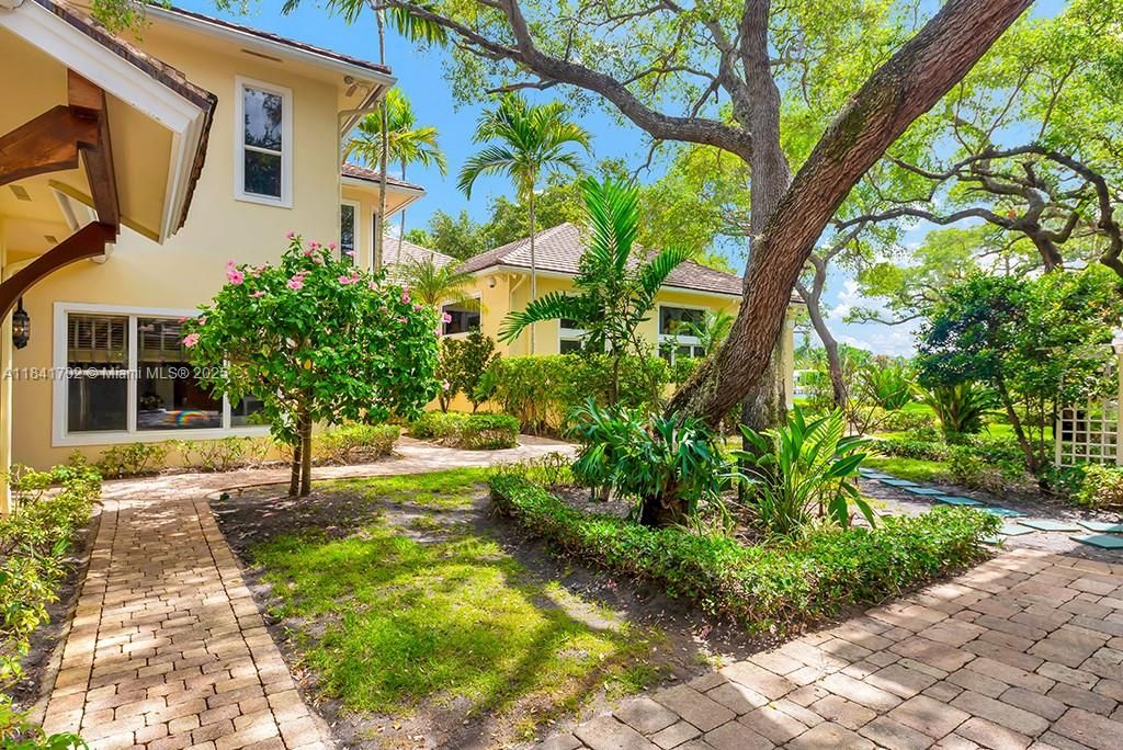 Vendido Recientemente: $13,500,000 (5 camas, 7 baños, 11954 Pies cuadrados)