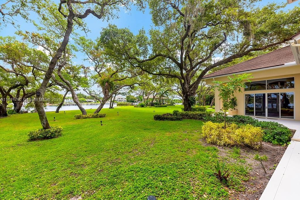 Vendido Recientemente: $13,500,000 (5 camas, 7 baños, 11954 Pies cuadrados)