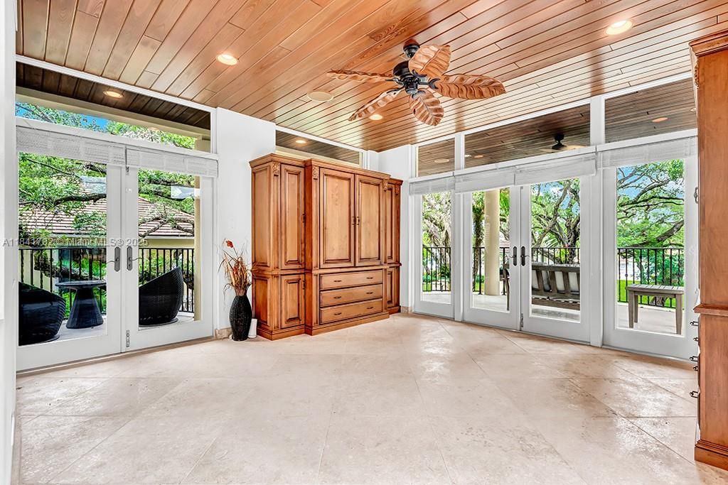 Vendido Recientemente: $13,500,000 (5 camas, 7 baños, 11954 Pies cuadrados)