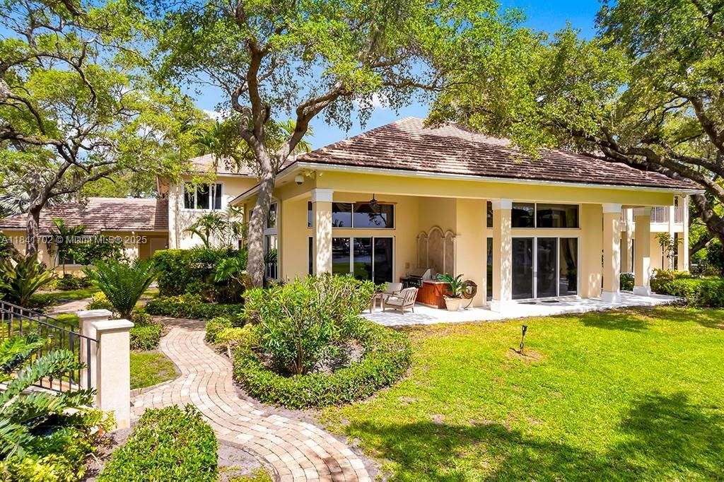 Vendido Recientemente: $13,500,000 (5 camas, 7 baños, 11954 Pies cuadrados)