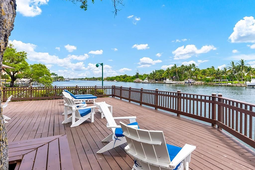 Vendido Recientemente: $13,500,000 (5 camas, 7 baños, 11954 Pies cuadrados)