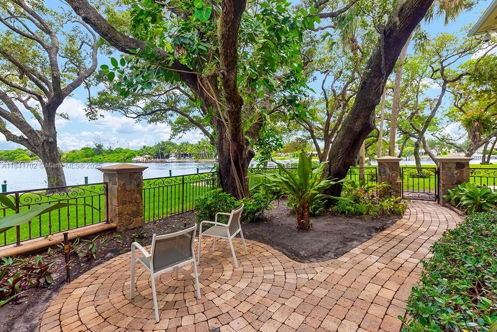 Vendido Recientemente: $13,500,000 (5 camas, 7 baños, 11954 Pies cuadrados)