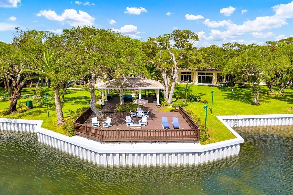 Vendido Recientemente: $13,500,000 (5 camas, 7 baños, 11954 Pies cuadrados)