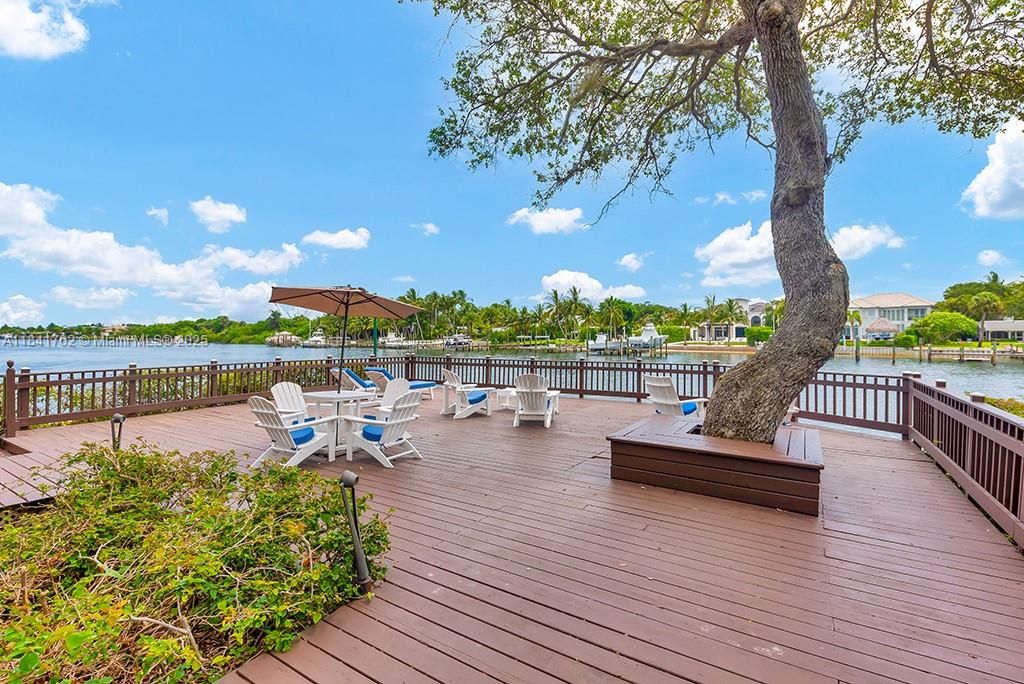 Vendido Recientemente: $13,500,000 (5 camas, 7 baños, 11954 Pies cuadrados)