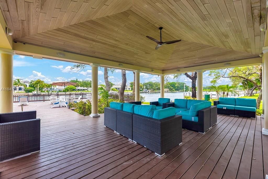 Vendido Recientemente: $13,500,000 (5 camas, 7 baños, 11954 Pies cuadrados)