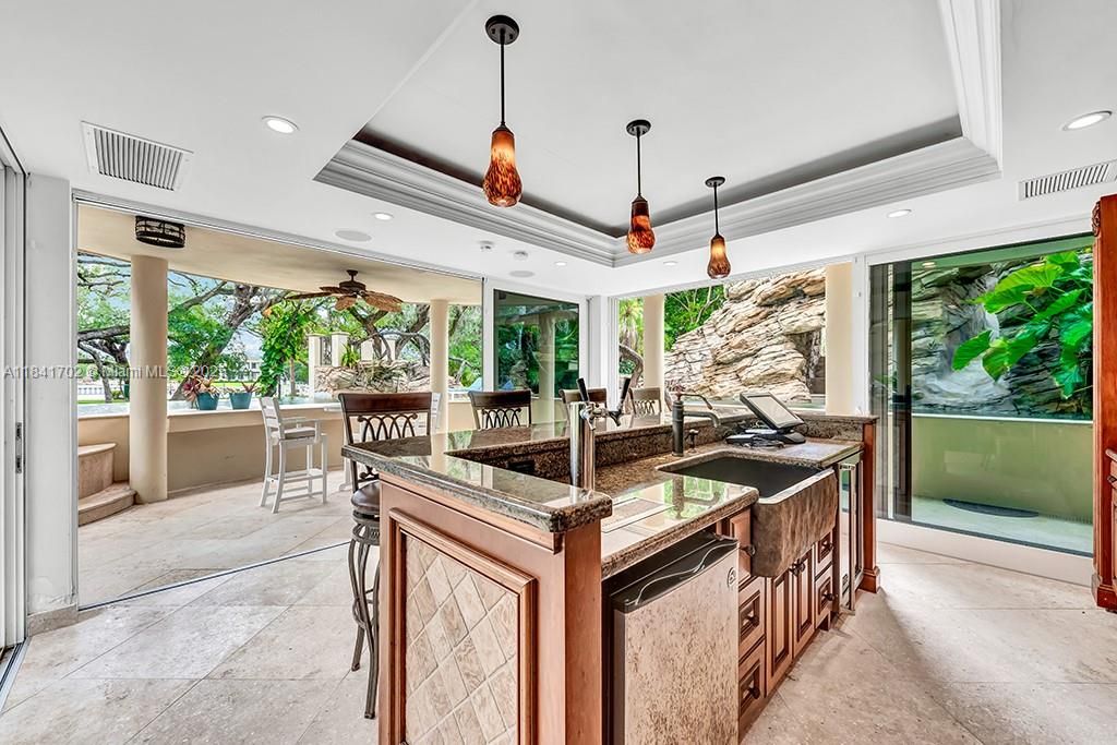 Vendido Recientemente: $13,500,000 (5 camas, 7 baños, 11954 Pies cuadrados)