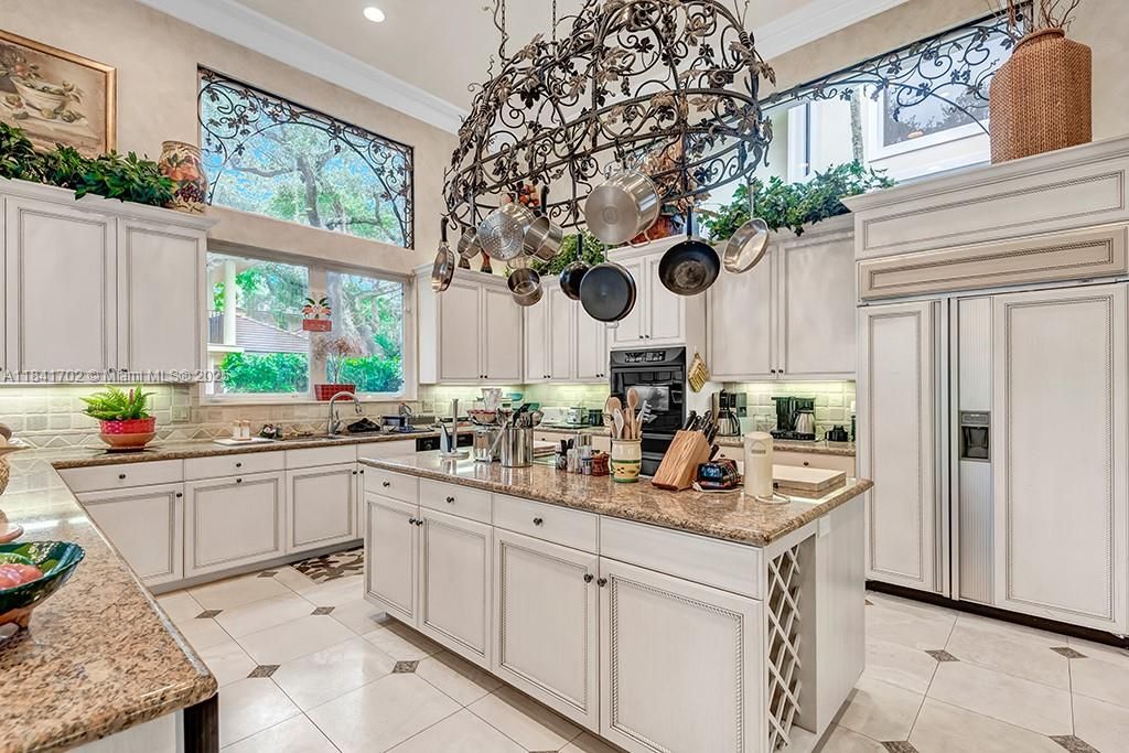 Vendido Recientemente: $13,500,000 (5 camas, 7 baños, 11954 Pies cuadrados)