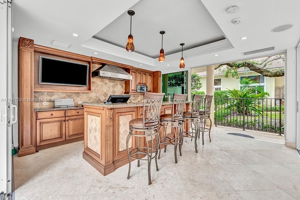 Vendido Recientemente: $13,500,000 (5 camas, 7 baños, 11954 Pies cuadrados)