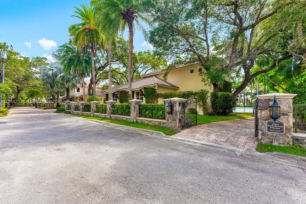 Vendido Recientemente: $13,500,000 (5 camas, 7 baños, 11954 Pies cuadrados)