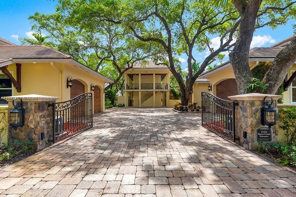 Vendido Recientemente: $13,500,000 (5 camas, 7 baños, 11954 Pies cuadrados)