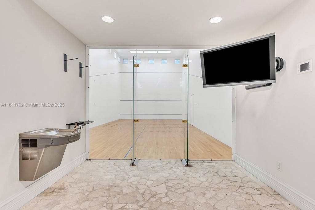 Vendido Recientemente: $13,500,000 (5 camas, 7 baños, 11954 Pies cuadrados)