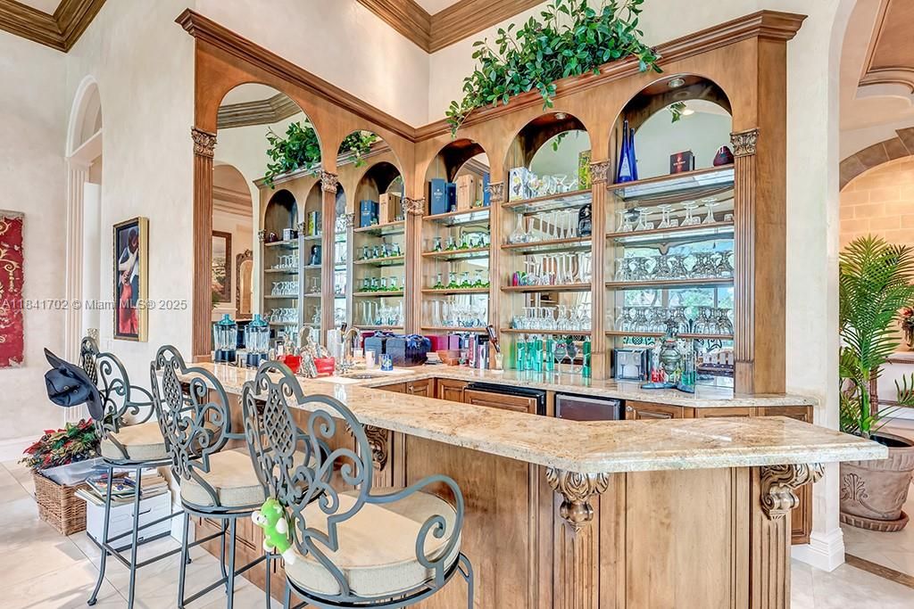 Vendido Recientemente: $13,500,000 (5 camas, 7 baños, 11954 Pies cuadrados)