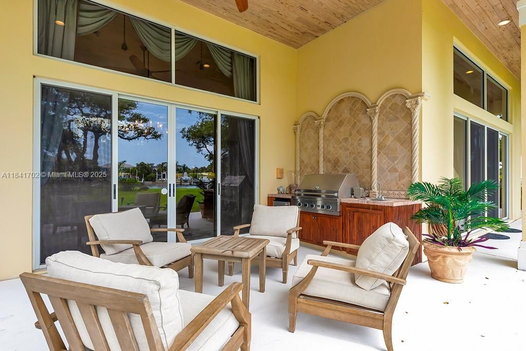 Vendido Recientemente: $13,500,000 (5 camas, 7 baños, 11954 Pies cuadrados)