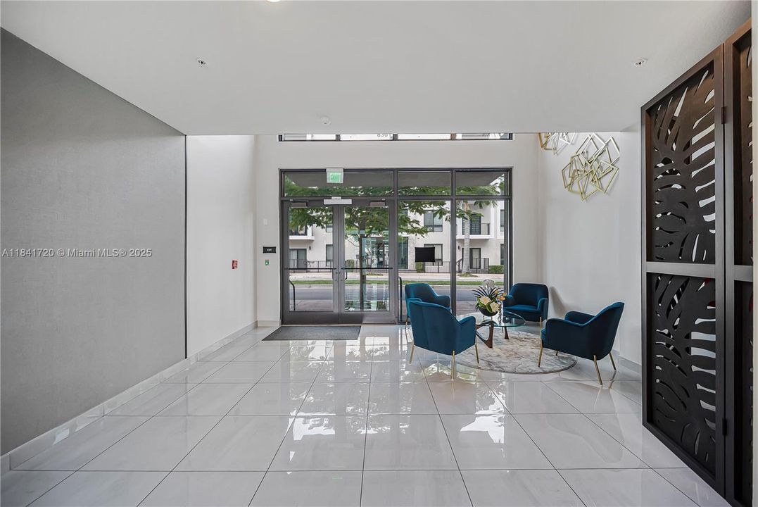 For Sale: $319,000 (1 beds, 1 baths, 738 Square Feet)