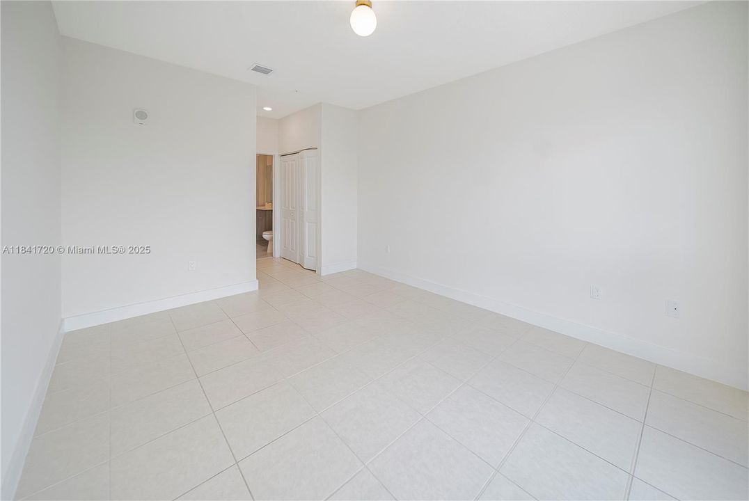 For Sale: $319,000 (1 beds, 1 baths, 738 Square Feet)
