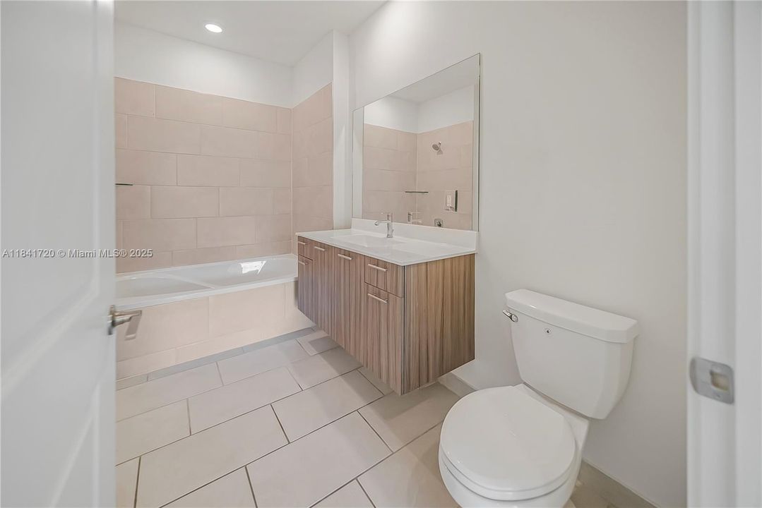 For Sale: $319,000 (1 beds, 1 baths, 738 Square Feet)
