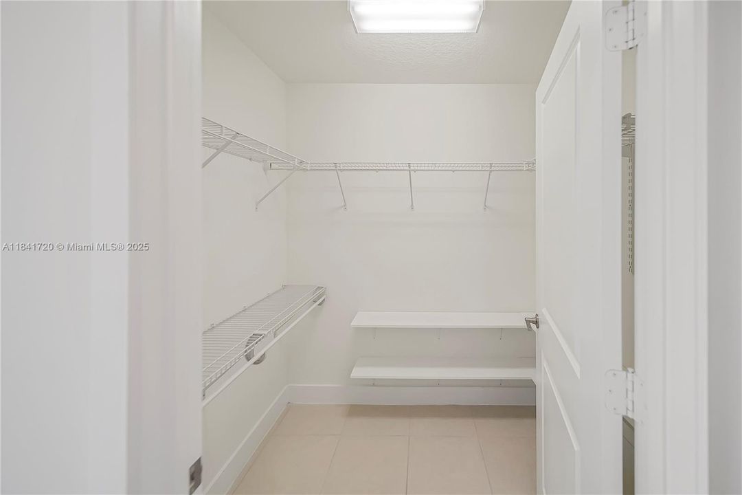 For Sale: $319,000 (1 beds, 1 baths, 738 Square Feet)