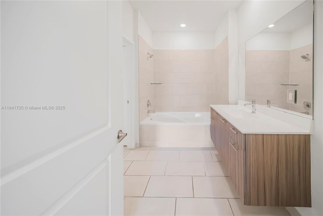 For Sale: $319,000 (1 beds, 1 baths, 738 Square Feet)