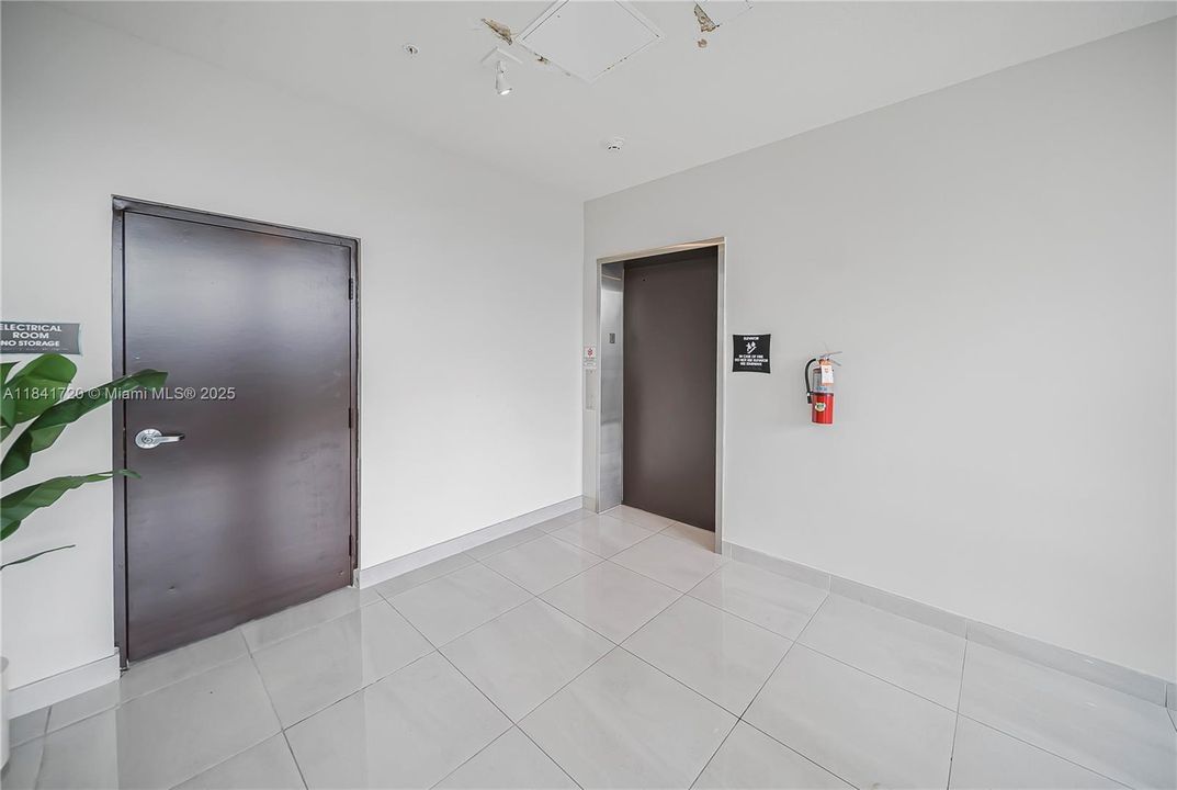 For Sale: $319,000 (1 beds, 1 baths, 738 Square Feet)
