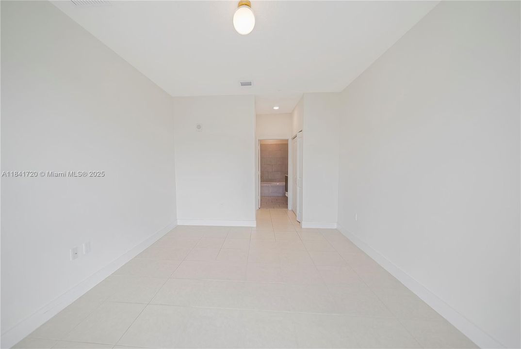 For Sale: $319,000 (1 beds, 1 baths, 738 Square Feet)