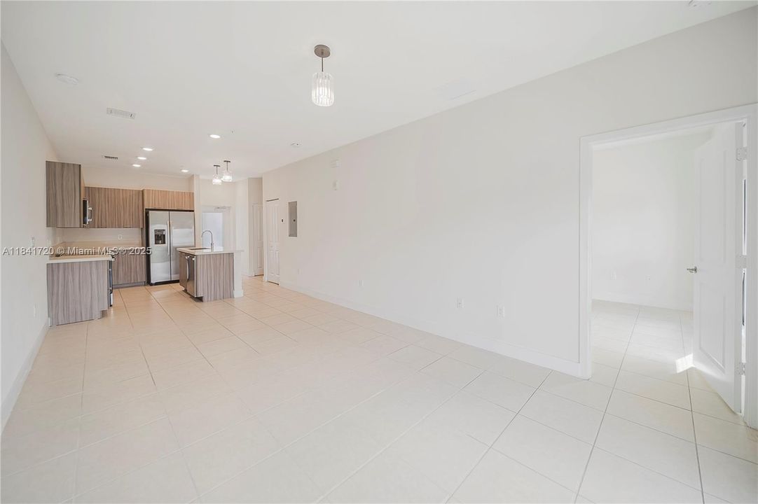 For Sale: $319,000 (1 beds, 1 baths, 738 Square Feet)
