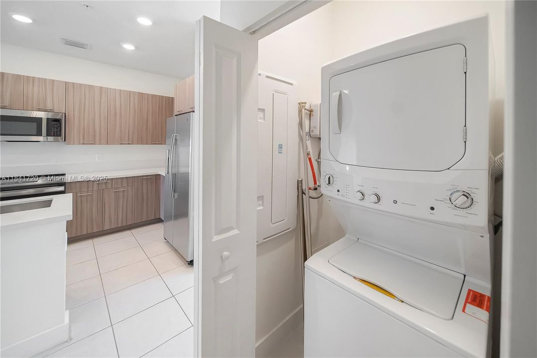 For Sale: $319,000 (1 beds, 1 baths, 738 Square Feet)