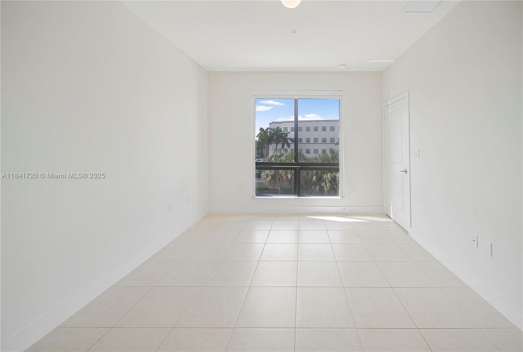 For Sale: $319,000 (1 beds, 1 baths, 738 Square Feet)