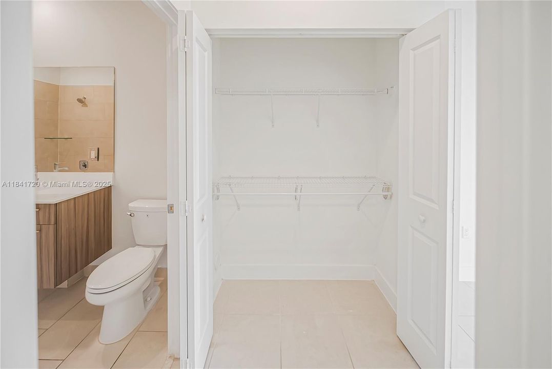 For Sale: $319,000 (1 beds, 1 baths, 738 Square Feet)