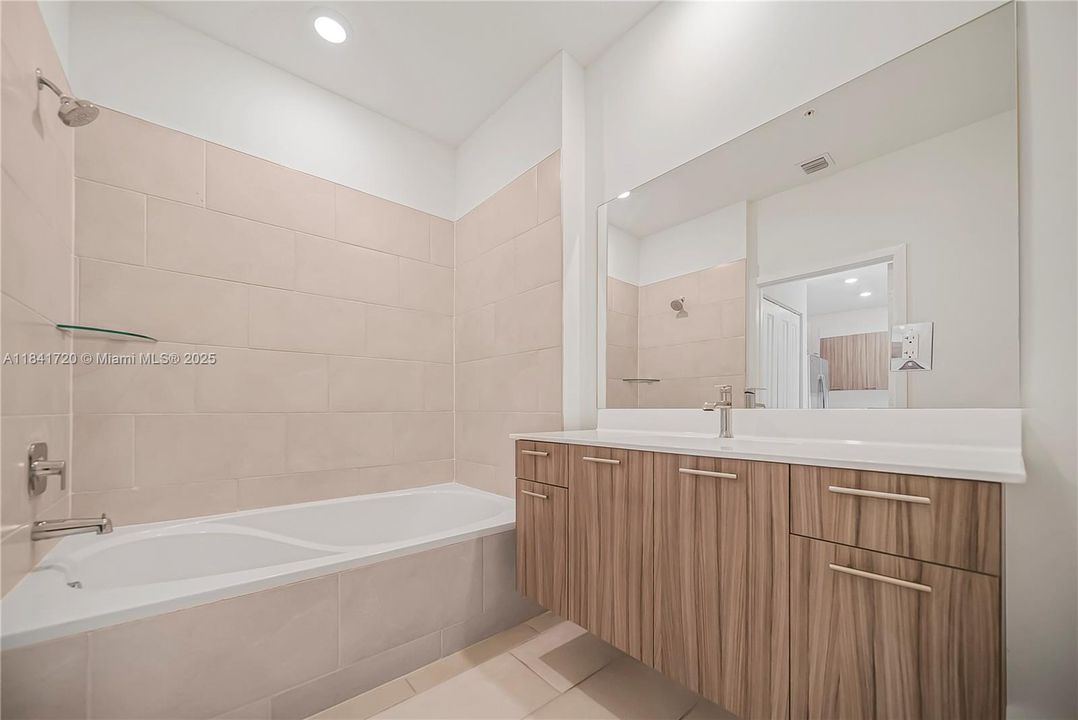 For Sale: $319,000 (1 beds, 1 baths, 738 Square Feet)
