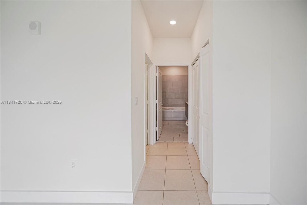 For Sale: $319,000 (1 beds, 1 baths, 738 Square Feet)